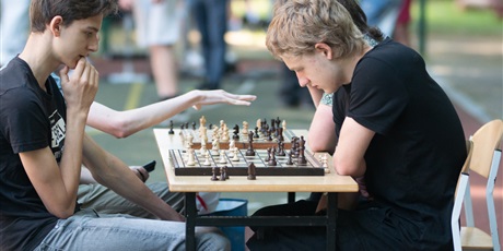 Powiększ grafikę: Zdjęcie uczniów grających w szachy