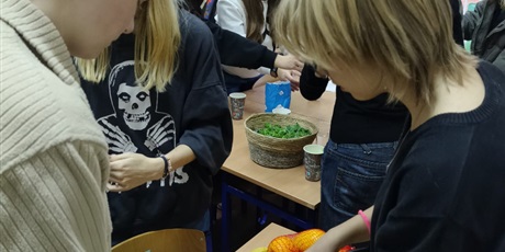Powiększ grafikę: Uczniowie w sali lekcyjnej przygotowują owoce i jarmuż na koktajl