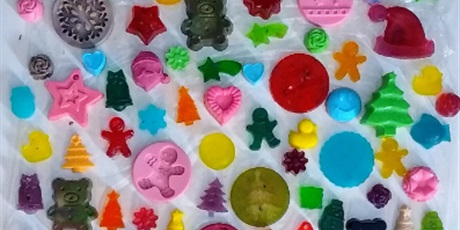 Powiększ grafikę: Zdjęcia gotowych kolorowych mydełek w różnych kształtach (gwiazdki, choinki, płatki śniegu itp.)