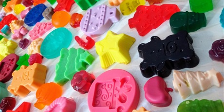 Powiększ grafikę: Zdjęcie gotowych mydełek w różnych kolorach i kształtach.