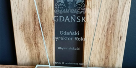 Powiększ grafikę: Zdjęcie przestawia szklaną statuetkę z napisem: Gdański Dyrektor Roku Obywatelskość Gdańsk, 22 października 2022"