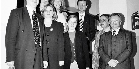 Powiększ grafikę: 1998 r. Spotkanie z uczniami "Topolówki" w klubie poświęcone reformie samorządów w Polsce