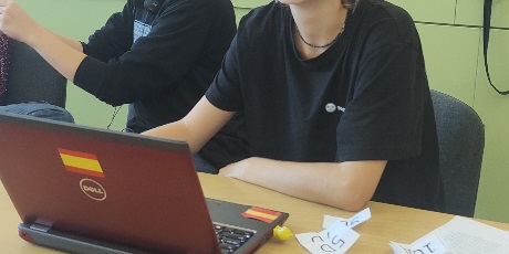 Powiększ grafikę: Dwoje uczniów przy stole, na którym stoi laptop