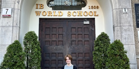Powiększ grafikę: Uczennica Malania Ostrowska stoi na tle wejścia do szkoły.
