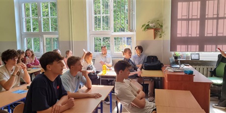 Powiększ grafikę: W sali lekcyjnej uczniowie siedzą w ławkach i słuchają wykładu