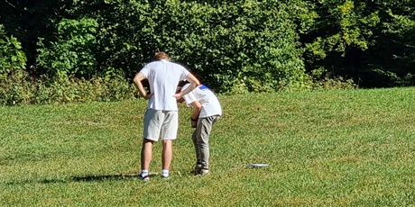 Powiększ grafikę: Dwóch uczniów na trawniku