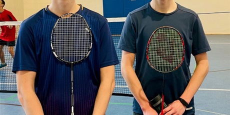 Powiększ grafikę: Dwóch uczniów z rakietkami do badmintona.