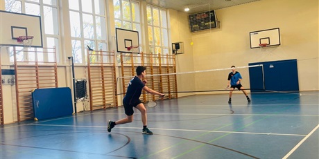 Powiększ grafikę: Uczniowie w czasie meczu badmintona.