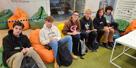 Powiększ grafikę: Grupa uczniów siedzi na pufach w Centrum Rozwoju Talentów