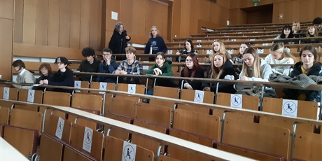Powiększ grafikę: Zdjęcie uczniów siedzących w sali wykładowej oczekując na wykład