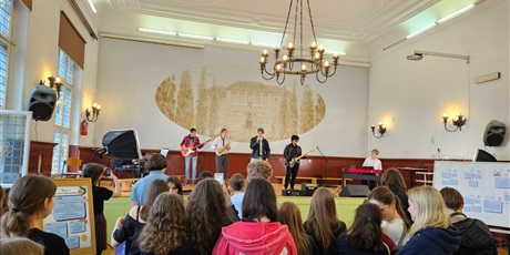 Powiększ grafikę: Zespół Topomusic w trakcie występu na scenie w auli szkoły