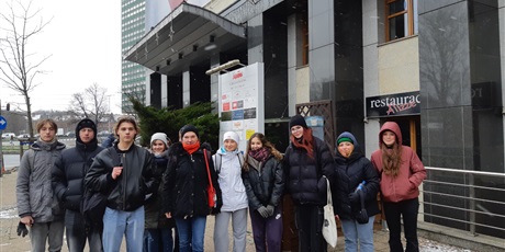 Powiększ grafikę: Grupa uczniów wraz z wychowawczynią stoi przy budynku Solidarności