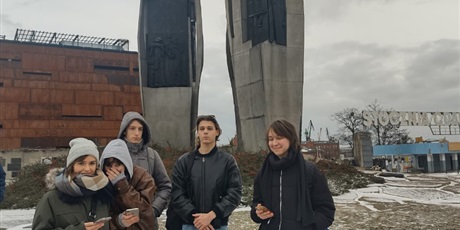 Powiększ grafikę: Grupa uczniów na tle Pomnika Poległych Stoczniowców