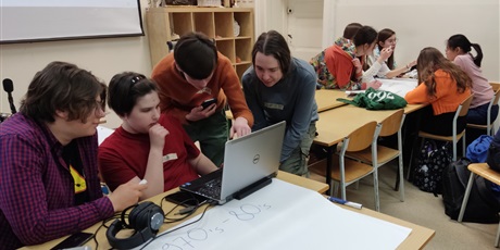 Powiększ grafikę: Uczniowie pracują w grupach w dwóch grupach. Jedna z grup korzysta z laptopa.