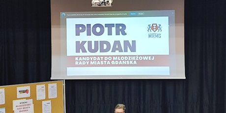 Powiększ grafikę: Zdjęcie slajdu z napisem: "Piotr Kudan. Kandydat do Młodzieżowej Rady Miasta Gdańska"