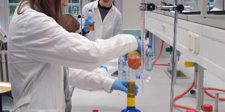 Powiększ grafikę: Trójka uczniów w laobratorium chemicznym.
