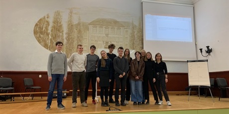 Powiększ grafikę: Zdjęcie przedstawia naszą drużynę. Uczniowie stoją na scenie w auli Topolówki.