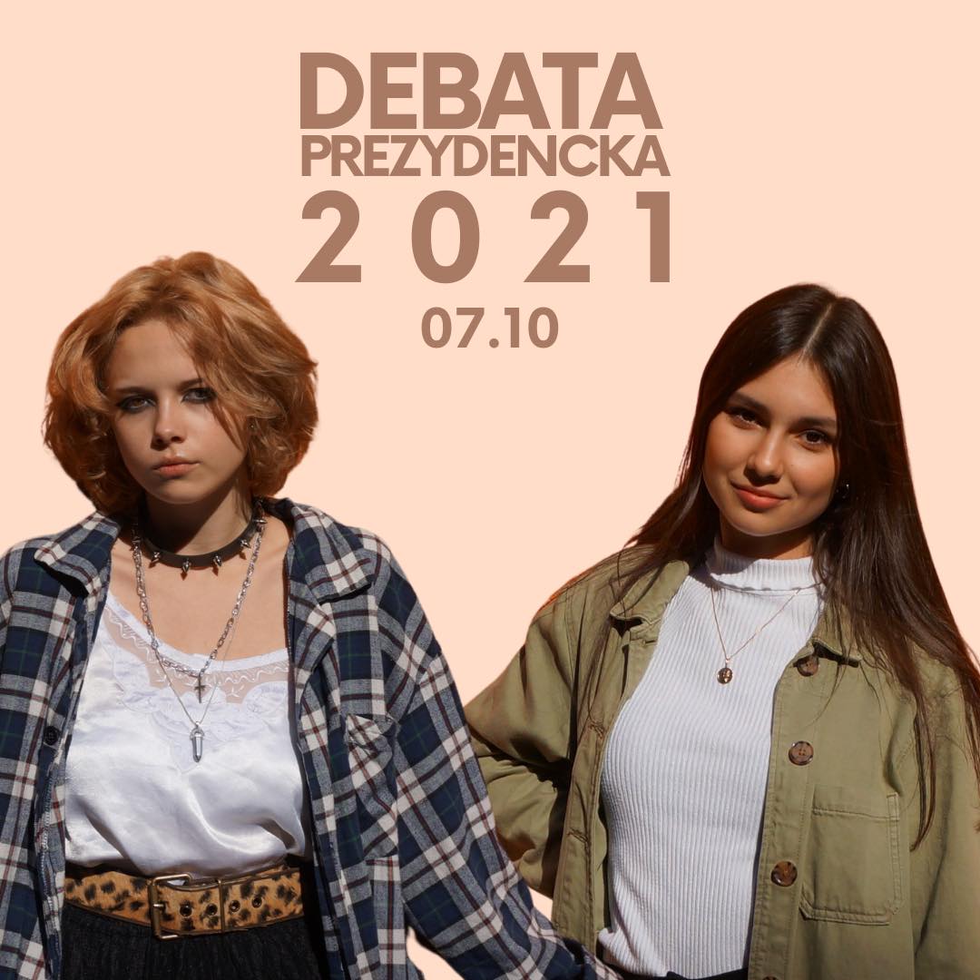 Zdjęcie przedstawiające kandydatki na Prezydenta Parlamentu Uczniowskiego. Po lewej Zofia Stefania Gajcy, po prawej Julia Emilia Kwoczek. Na górze napis: "Debata Prezydencka 7.10.2021"