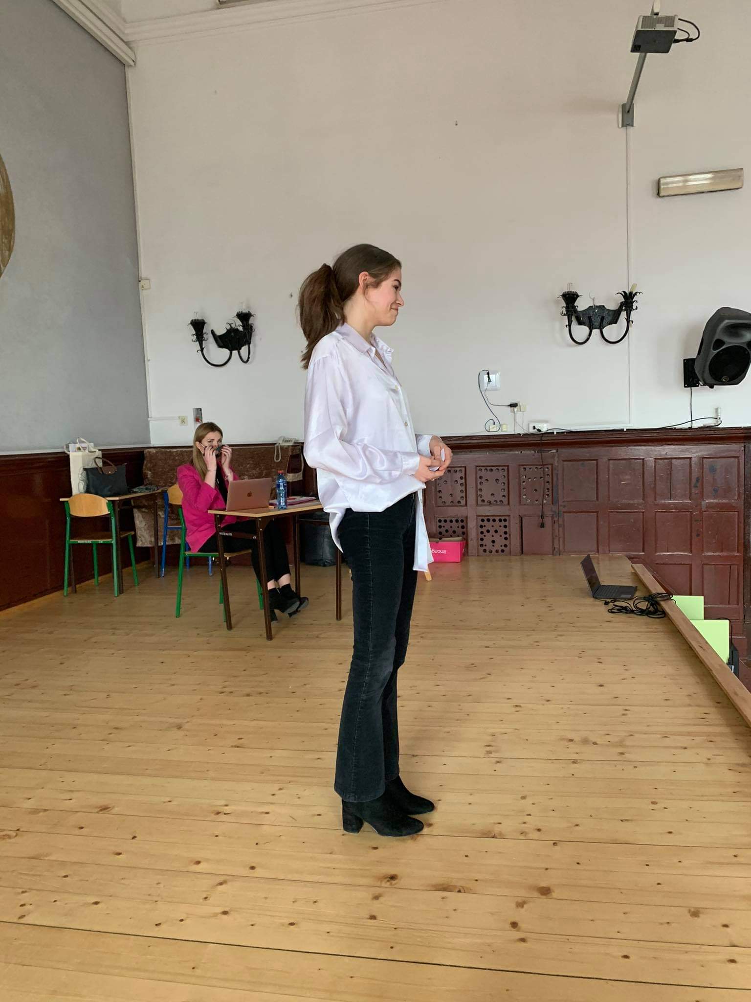 Zdjęcie Weroniki Targońskiej w trakcje przemówienia konkursowego w aulii szkoły.