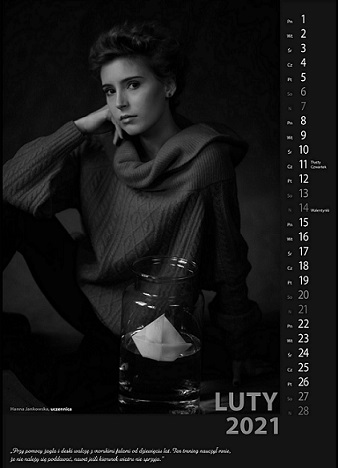 Zdjęcie strony z kalendarza LUTY 2021, na której widnieje zdjęcie zmarłej uczennicy