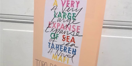 Powiększ grafikę: Plakat z napisem: A VERY LARGE EXPANSE OF SEA TAHEREH MAFI. Na nim czarną, dekoracyjną czcionką napis: A Very Large Expanse of Sea Novel